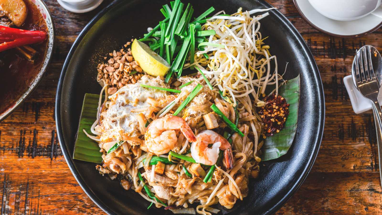 DẠO QUANH ẨM THỰC ĐƯỜNG PHỐ THẾ GIỚI 2 Ẩm thực đường phố tại Thái Lan rất phổ biến món Pad Thái.
