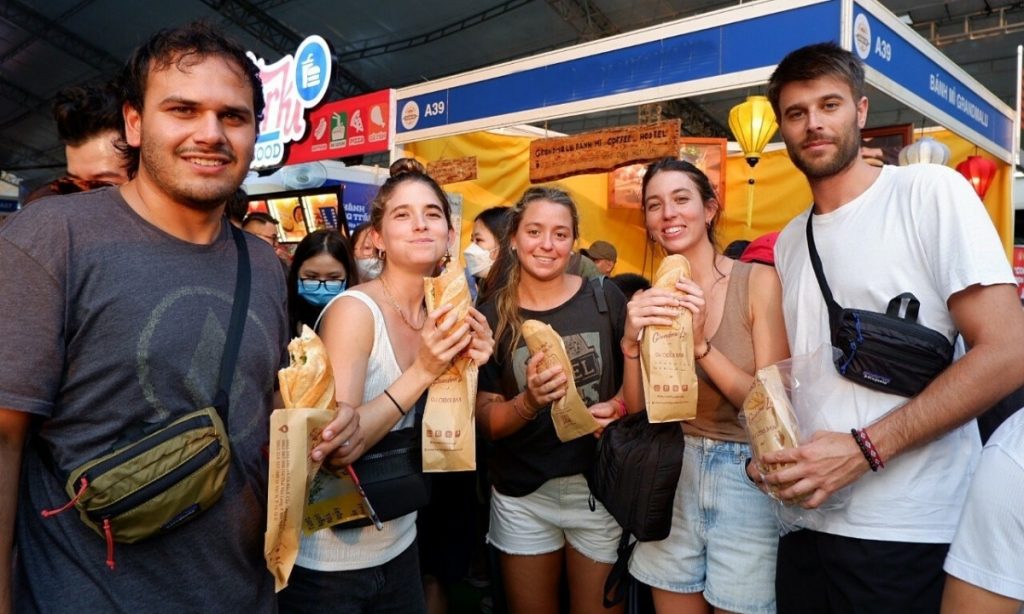 BÁNH MÌ VIỆT NAM VÀ NHỮNG THÀNH TÍCH ĐÁNG NGƯỠNG MỘ TỪ XƯA ĐẾN 2026 8 Lễ hội bánh mì lần 2