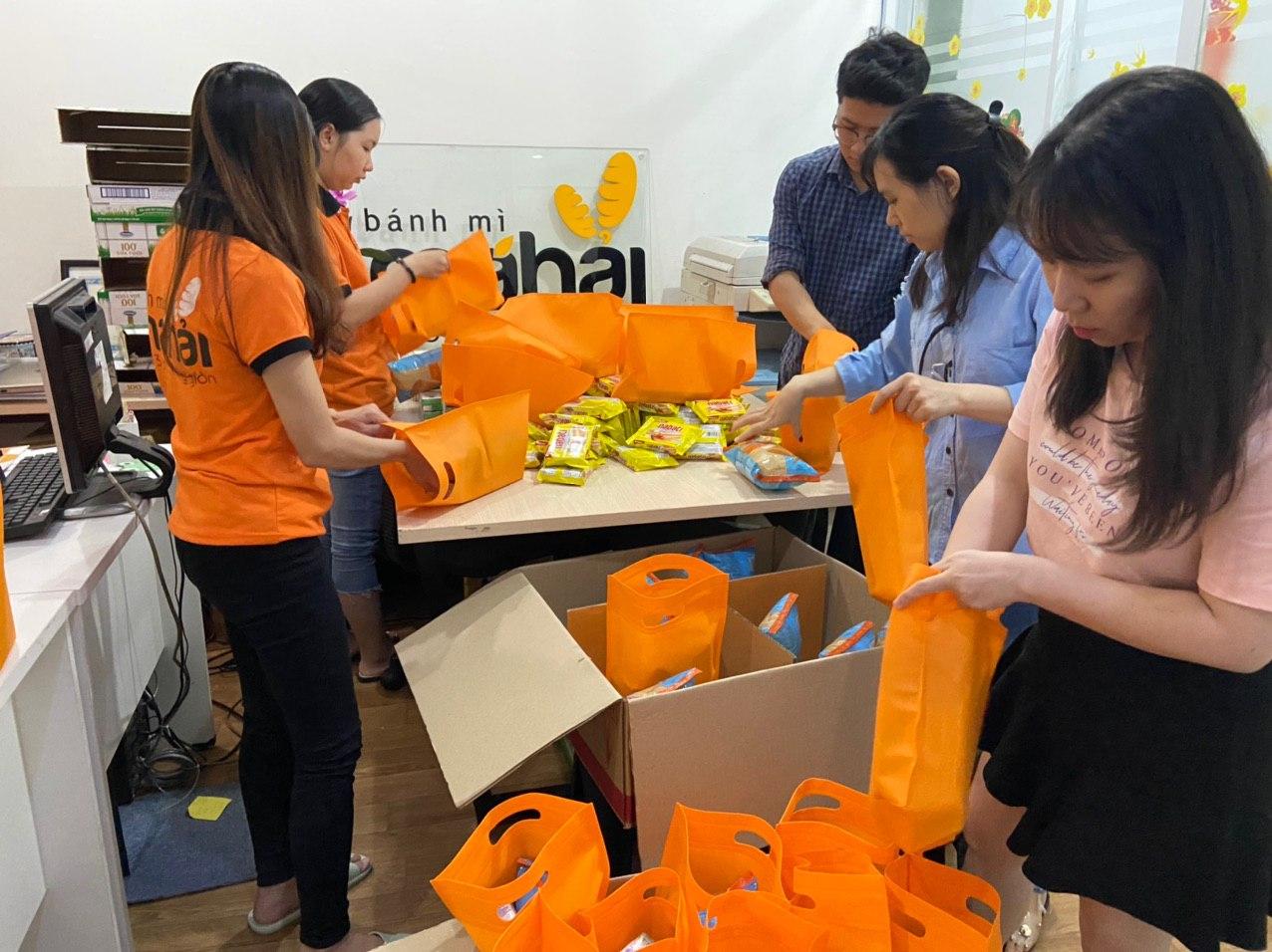 Má Hải chuẩn bị những phần quà yêu thương.