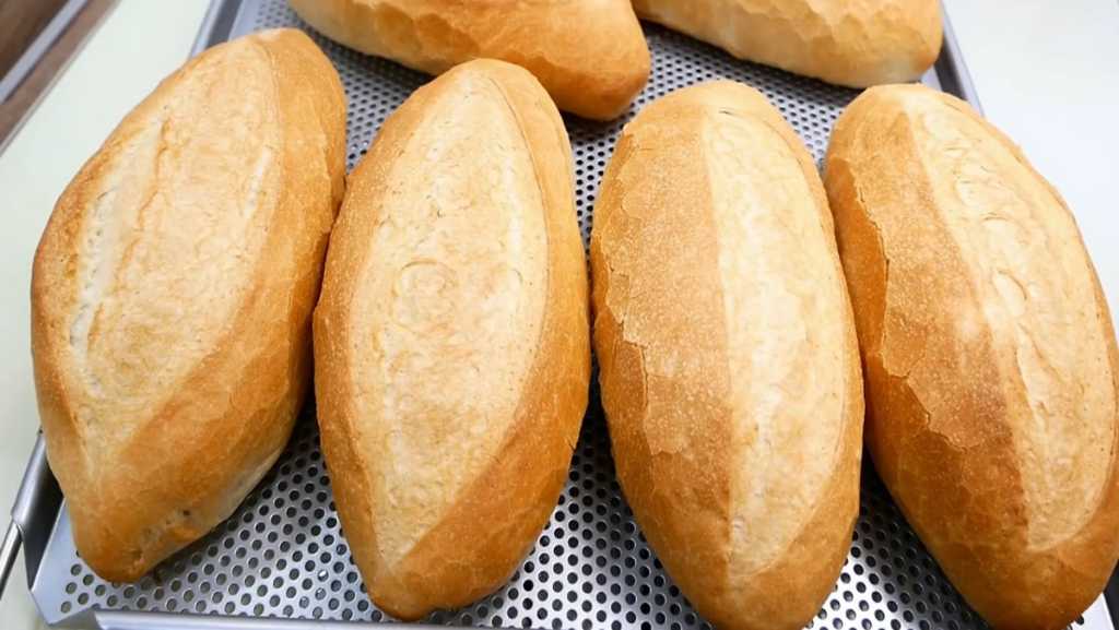 BÁNH MÌ CHẢ CÁ TUYỆT HẢO TỪ SỰ TRÂN TRỌNG TRÊN TỪNG NGUYÊN LIỆU 5 "3 phút nóng giòn" là một lời cam kết của Má Hải trên từng ổ bánh mì của mình. (Source: Internet)
