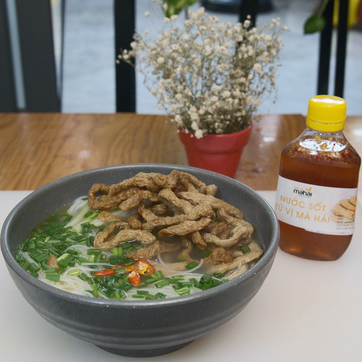 Một số món ăn thay thế có thể là bún chả cá, cháo chả cá, salad rau trộn, hoặc các loại thực phẩm giàu chất xơ như gạo lứt, lúa mạch, hay quinoa.