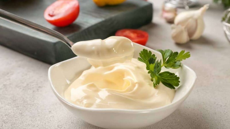 Nước sốt mayonaise thường được dùng để phết bánh mì (Source: Internet).