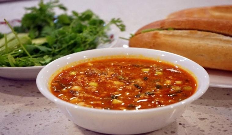 Nước sốt hành tây được làm từ hành tây tươi, đường, giấm, muối và nước (source: Internet).