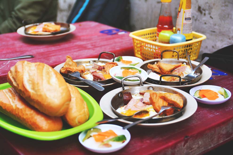 Nhắc đến những ổ bánh mì ngon nhất Hà Nội thì không thể bỏ qua bánh mì chảo Hòa Mã. (Source: Internet).