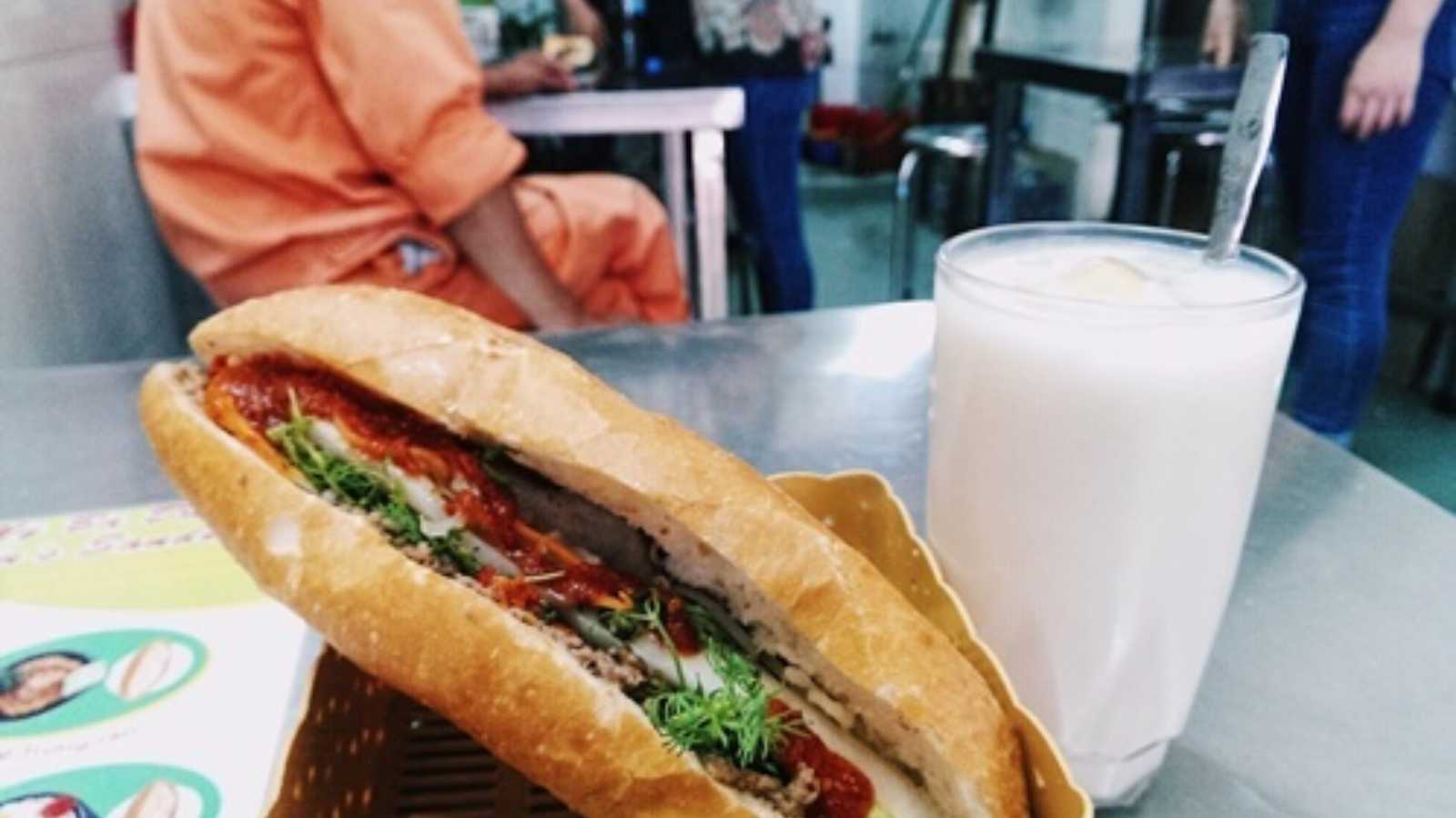 Quán nổi bật với hai loại bánh mì là bánh mì thịt nướng và bánh mì pate. (Source: Internet).