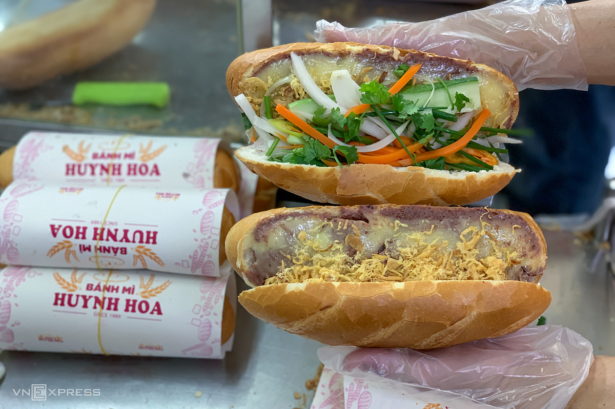 Bánh mì Huynh Hoa hay còn được nhiều người Việt gọi bằng tên bánh mì Huỳnh Hoa và còn có tên gọi vui khác là “Bánh mì đắt nhất Sài Gòn”. (Nguồn ảnh: Internet).