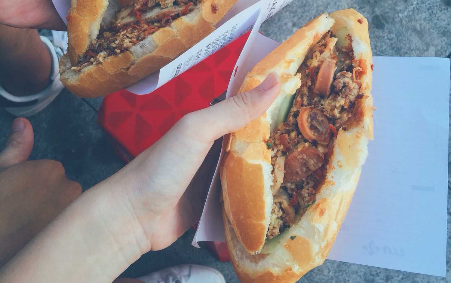 Dân sành ăn tại Hà Nội không ai là không biết đến bánh mì dân tổ. (Source: Internet).