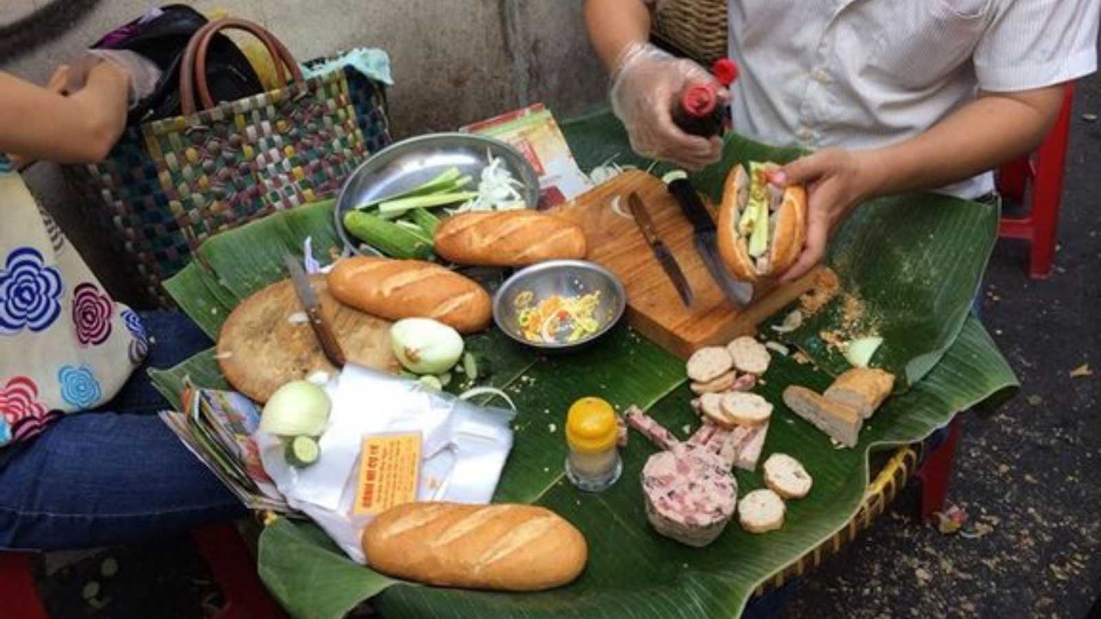 Bánh mì Cụ Lý nổi tiếng với sự dung dị của tiệm bánh mì với mẹt đầy chả. (Nguồn ảnh: Internet).