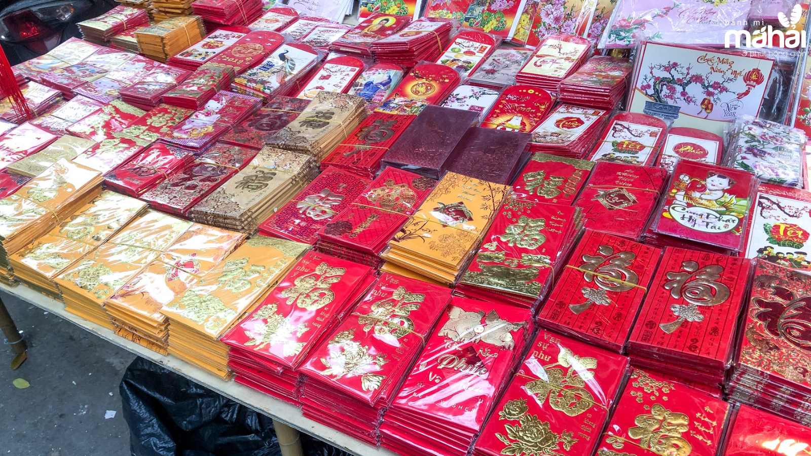 Những phong bao lì xì không thể thiếu trong ngày Tết cổ truyền với ý nghĩa mang lại may mắn, tài lộc cho người nhận. (Nguồn ảnh: Internet).
