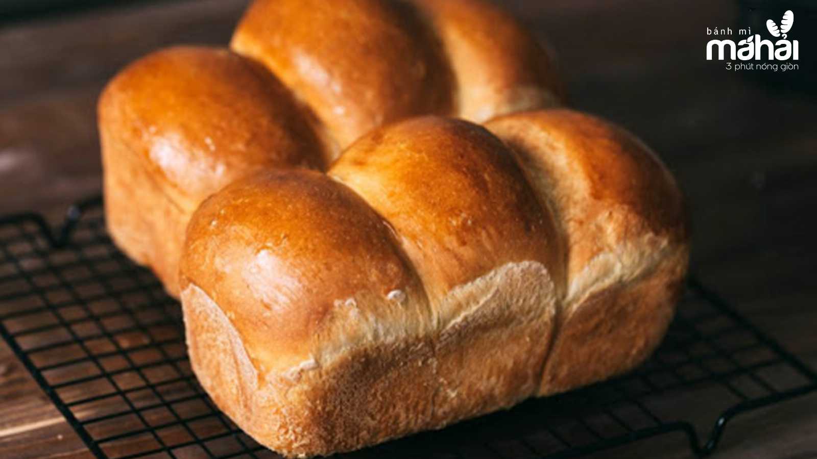 Phần vỏ vàng giòn, bên trong ruột mềm là đặc trưng của thành phẩm bánh mì tươi. (Nguồn ảnh: Internet).