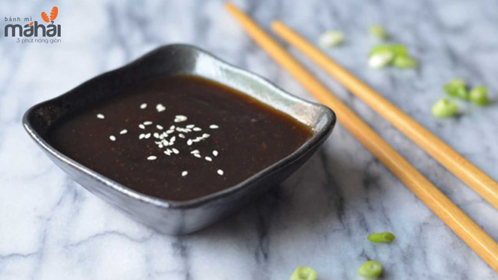 Thành phần chính của nó bao gồm nước tương, đường, mật ong, sake hoặc mirin (rượu gạo ngọt), và một số gia vị khác như tỏi và gừng. (Nguồn ảnh: Internet).