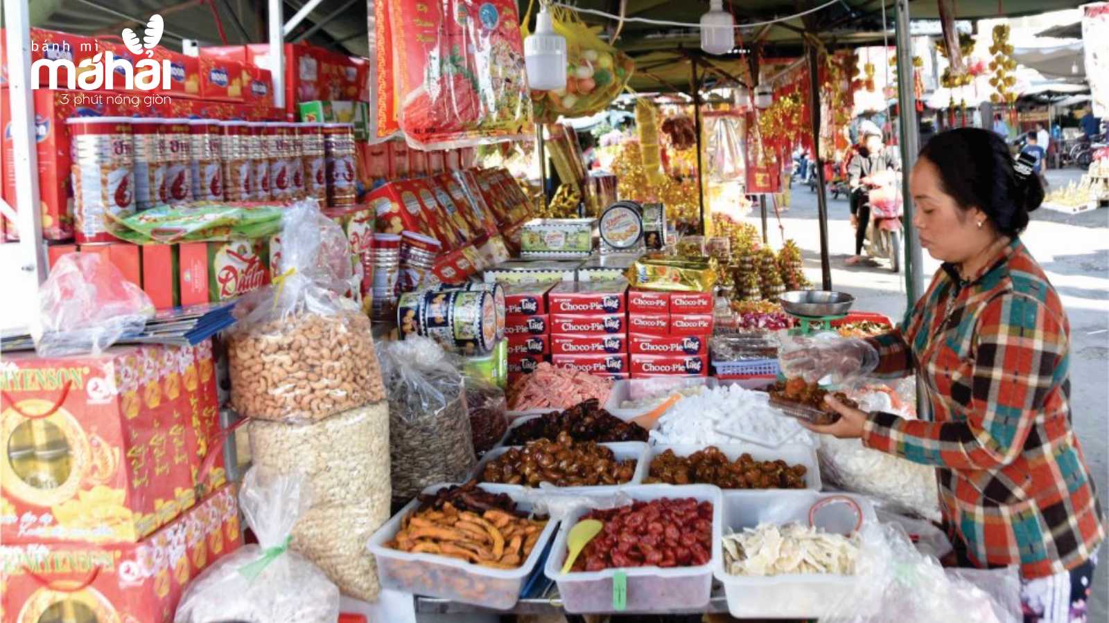 Buôn bán các mặt hàng thực phẩm khi Tết về như bánh, kẹo, mứt, ... cũng là một trong những lựa chọn phù hợp. (Nguồn ảnh: Internet).