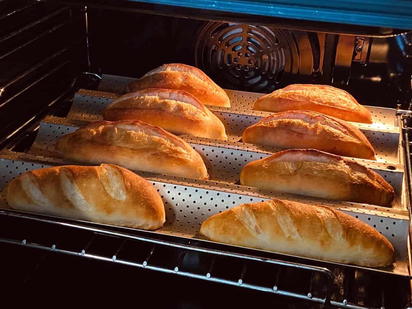 Bạn có thể làm bánh mì nóng giòn bằng lò nướng. (Nguồn ảnh: Internet)