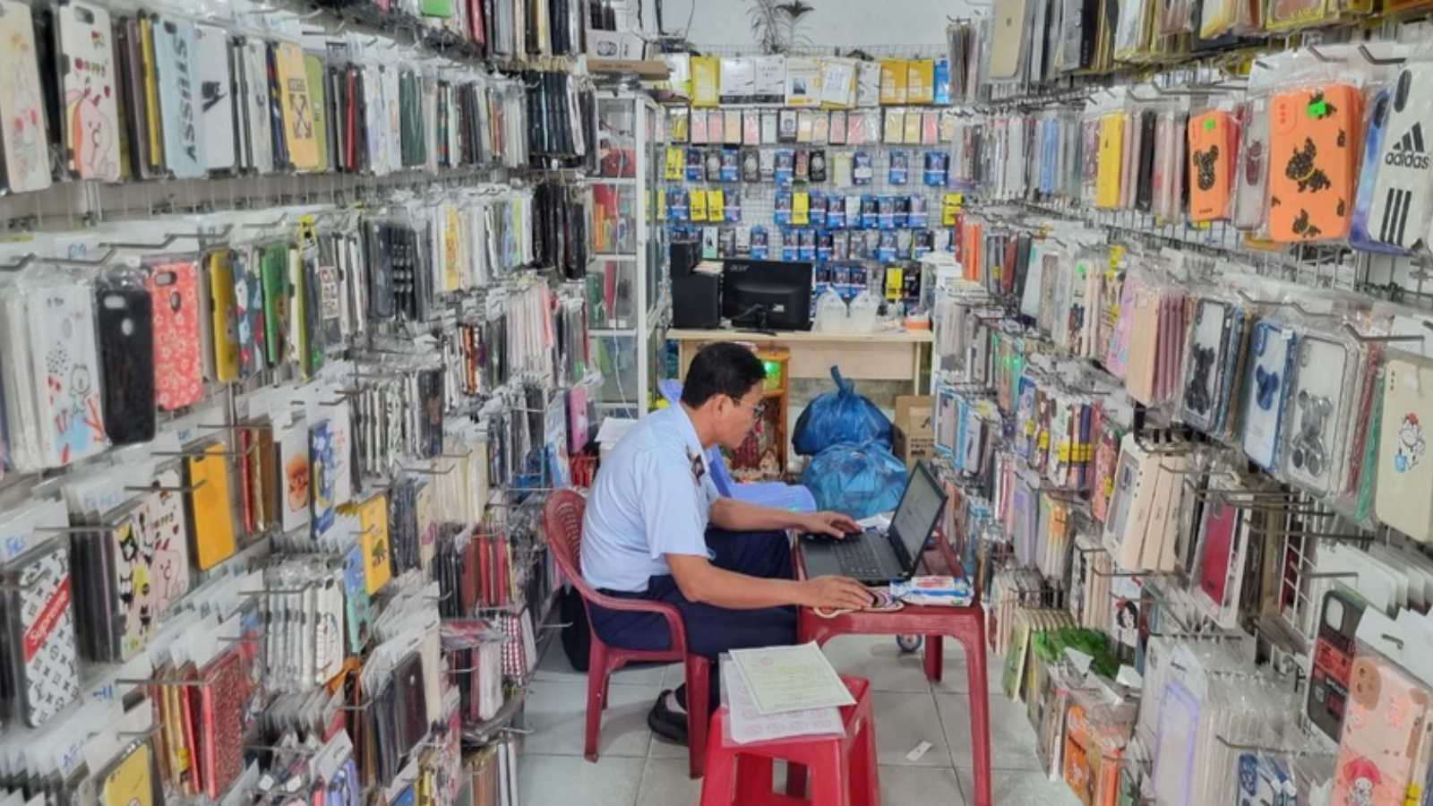 KINH DOANH GÌ Ở SÀI GÒN HỐT BẠC TRIỆU? 3 Bạn cũng có thể kinh doanh phụ kiện điện thoại nếu chưa biết kinh doanh gì ở Sài Gòn. (Nguồn ảnh: Internet)