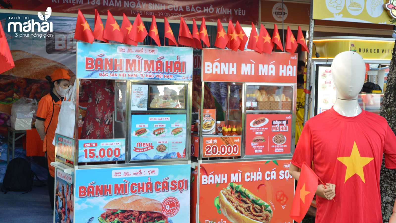 Gian hàng Bánh Mì Má Hải được trang trí theo chủ đề tình yêu với quê hương đất nước. (Nguồn ảnh: banhmimahai)