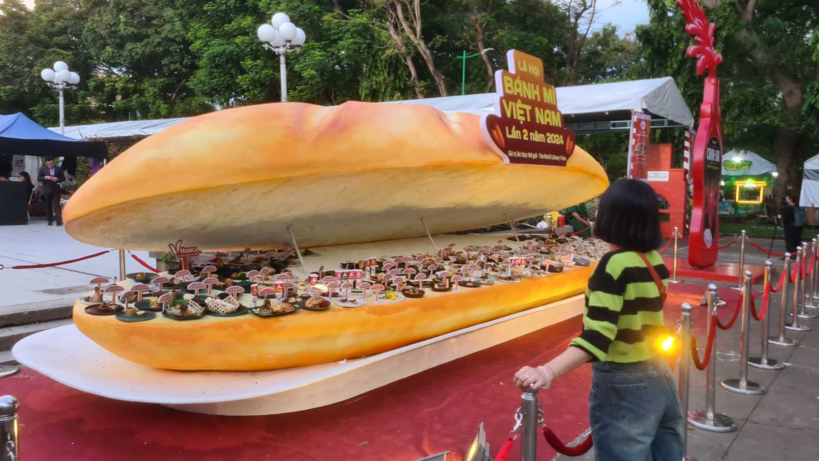 Mô hình bánh mì khổng lồ tại lễ hội bánh mì. (Nguồn ảnh: Internet)